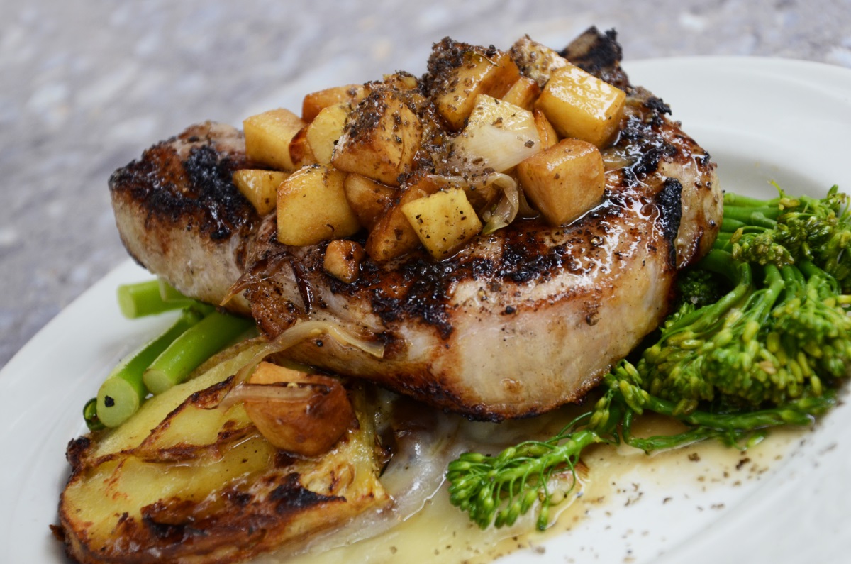 Steak mit Kartoffeln auf Broccoli für den eigenen Foodblog