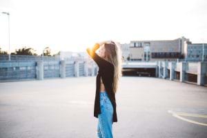 Frau auf Parkdeck mit Kleidung in der Abendsonne. Fashion-Blog selbst erstellen