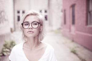 Frau mit Brille