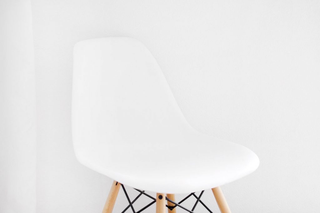 Weißer Stuhl